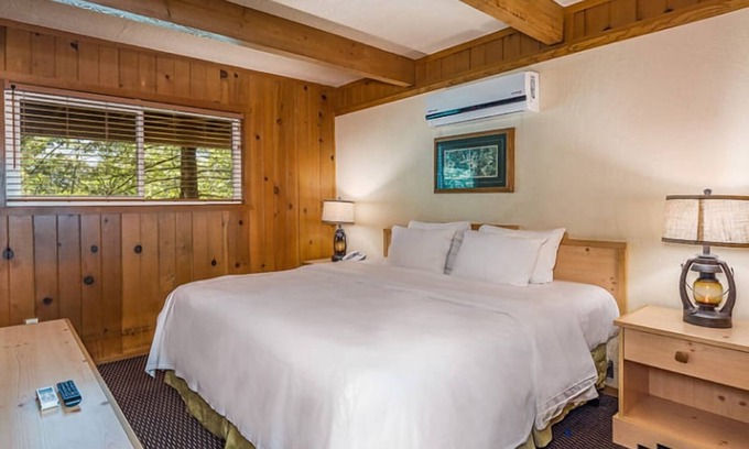 Bass Lake Hotel | Experience Nature at Charming Pet Friendly Chalet Near Yosemite & Bass Lake