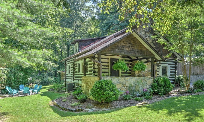 Hendersonville House | Experience Old World Charm with Modern Conveniences.