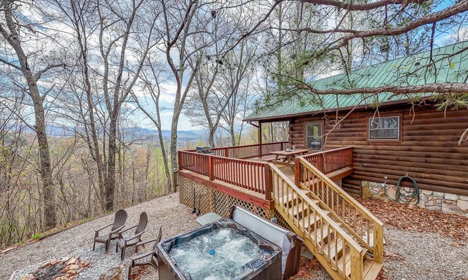 Bryson City Cabin | Experience serene mountain views at Dream Circle