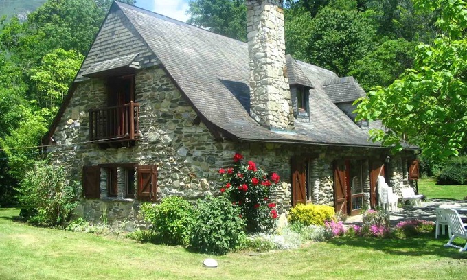 Beost House | Experience the charm of the Pyrenees in a Bergerie style house / 9 people