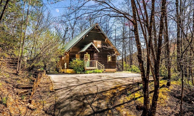 Bryson City Cabin | Experience the serene beauty of Bryson City in the cozy 2-bedroom Laurel Branch cabin