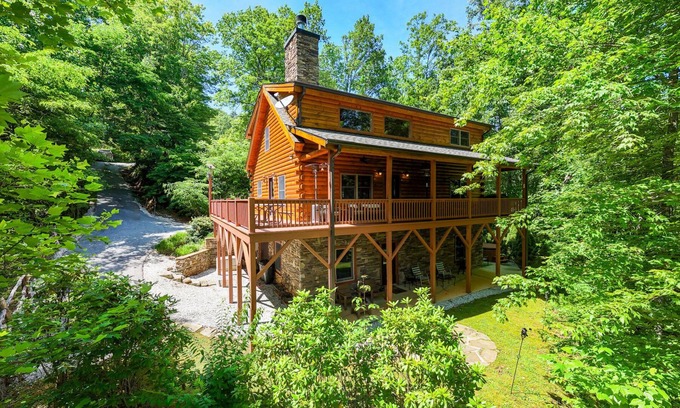 Almond Cabin | Experience the serene beauty of Bryson City in 'The Scratching Post'