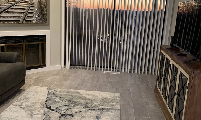 Mid America Condo | Experience the Ultimate Getaway in Hot Springs' premier Condo with Lake Views