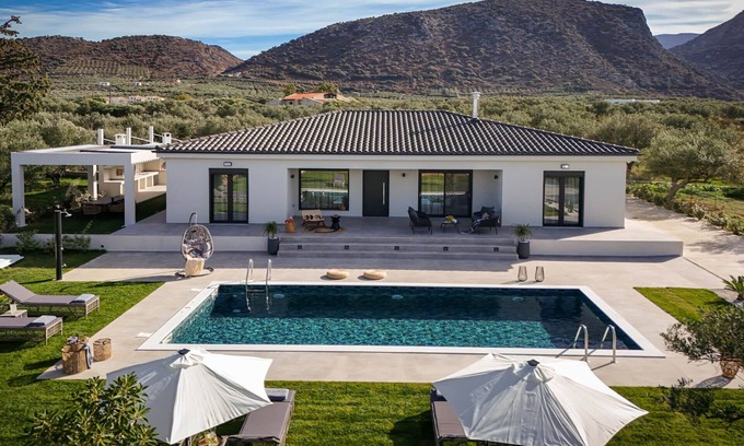 Sissi Villa | Experience Villa De Lujo: a brand-new, luxurious 4-bedroom getaway.
