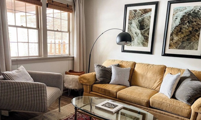 Dallas House | Explore DT: Cozy Niche, Ideal for Extended Stays