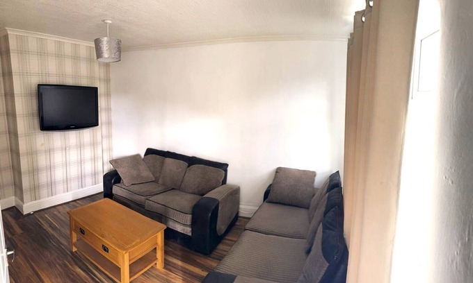 Manchester House | Explore Manchester from Our Spacious 3-Bedroom House