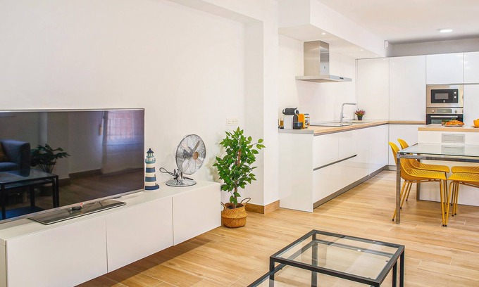 Almeria Centro Apartment | Explore the center of Almeria and relax by the sea.