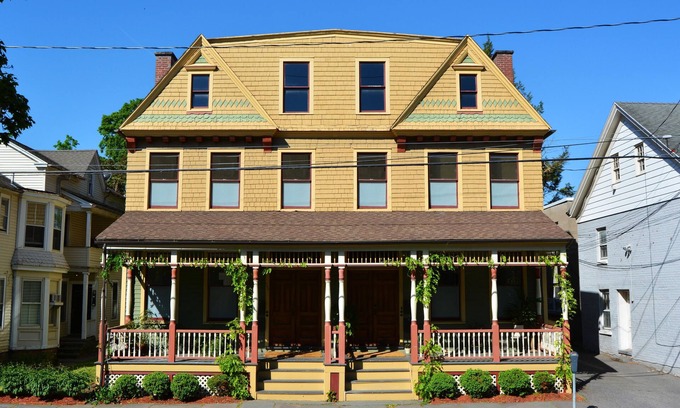 Kingston House | Explore Uptown Kingston from the Historic Bau Guesthaus