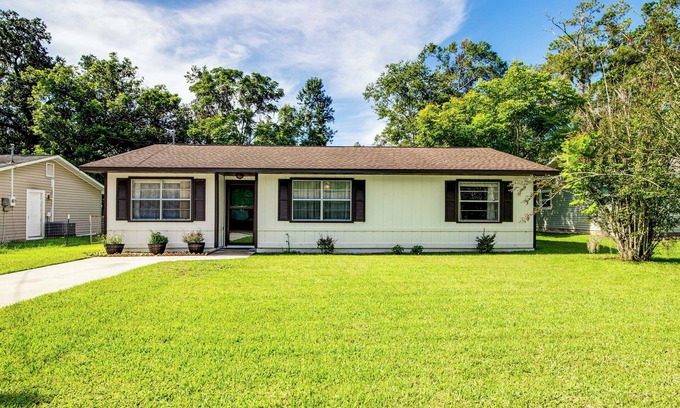Brooksville House | Explore Weeki Wachee Springs: Pet-Friendly Home
