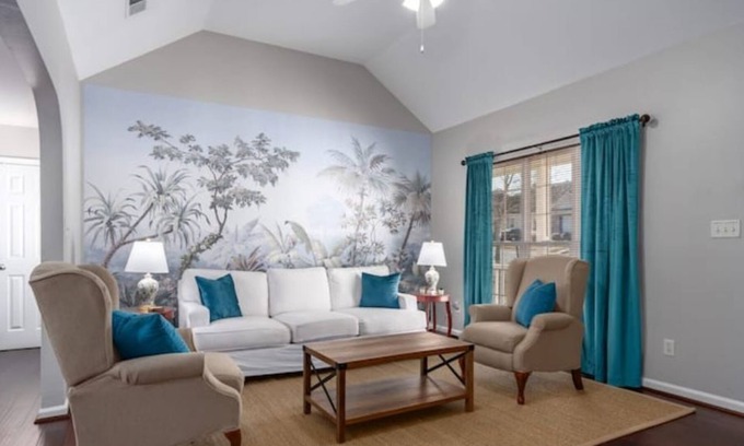 Alabaster House | Explorer House * Pet Friendly