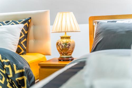 Smethwick Apartment | Exquisite 2-Bedroom Penthouse-Sleeps 7-Free Parking with Workspace & High-Speed WiFi