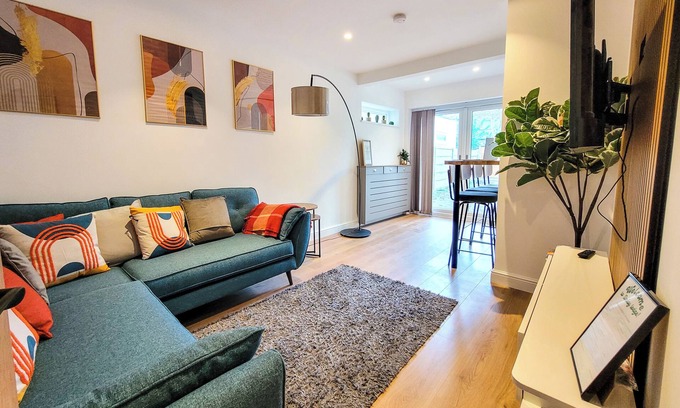 Valentines House | Exquisite 4 Bed 2.5 Bath Ilford London