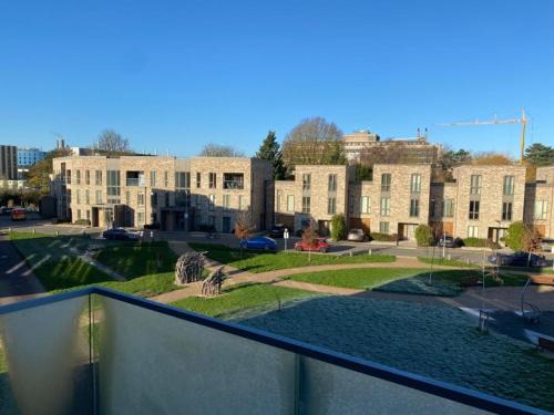 Cambridge Apartment | Exquisite & Contemporary 2 Bed Apartment w Parking 10 mins walk to Papworth, Addenbrookes hospitals & Bio Medical Campus