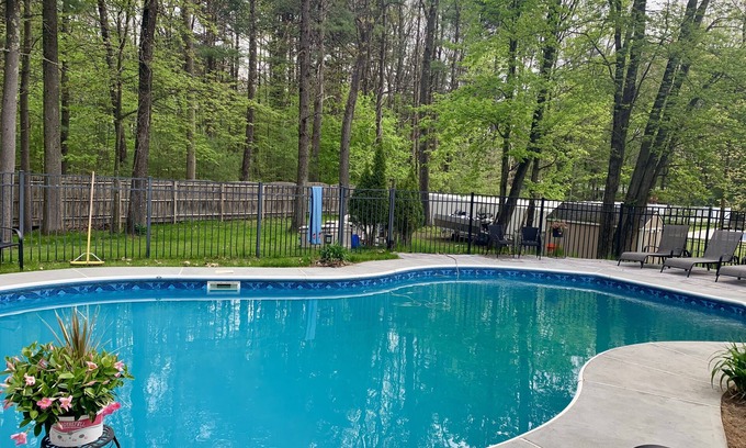 Saratoga Springs House | Exquisite Estate-Saratoga Springs Ny Home with a Pool and Hot Tub