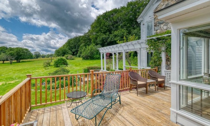 Williamstown House | Exquisite home with deck, full kitchen, seclusion, full kitchen & W/D