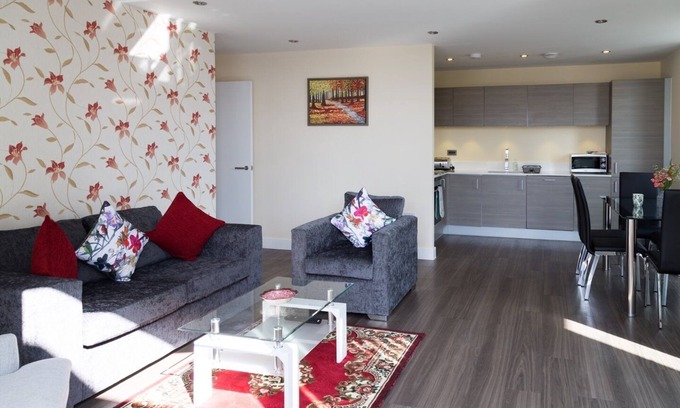 Cambridge Apartment | Exquisite Modern Station Penthouse with Balcony, Parking & Sleeps 6