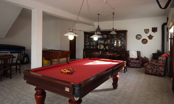 Barril de Baixo House | Extended family having a good time house.