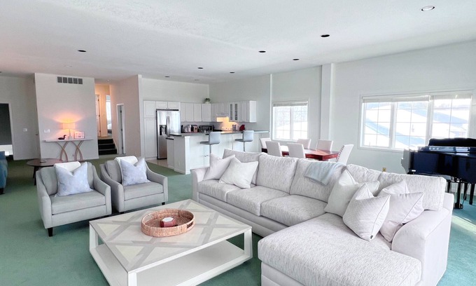 Petoskey Condo | Extra Spacious 2Bed w/Large Terrance + Amenities