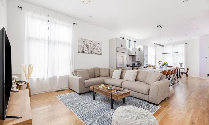 Edgehill House | Extra Spacious 4 Bed/4.5 Bath Music Row Home