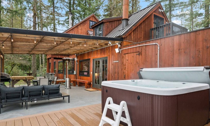 Sandy House | Extraordinary River Views and Setting, Hot Tub, Fire-Pit, Open Layout, New Décor and Furnishings