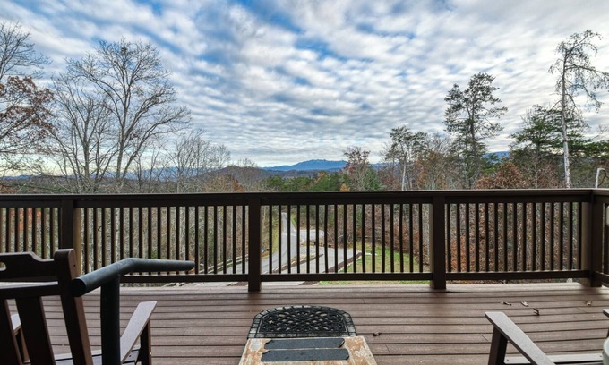 Gatlinburg - Pigeon Forge Cabin | EXTRAORDINARY, WHEELCHAIR FRIENDLY, FAMILY HAVEN FOR A TRANSFORMATIVE EXPERIENCE