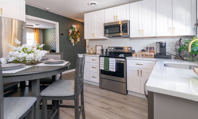 Graham Apartment | Extravagantly Remodeled 2BR,Apt Upstairs,Fast WiFi