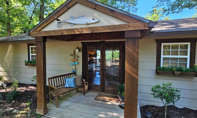 Mid America House | Extremely Secluded Lake Cabin on Main Channel/Gorgeous Mountain & Lake Views