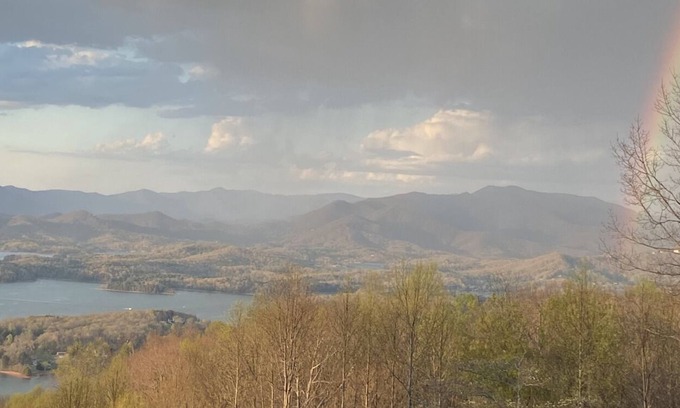 Hiawassee Ski Chalet | 'Eye Candy' Breathtaking Mountain and Lake Views! Hot Tub