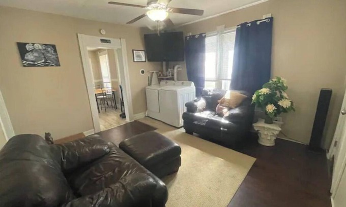 Eastside Apartment | (F1) Convenient 3br Syracuse University apartment