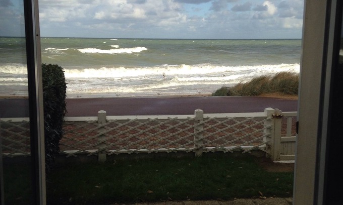 Bernieres-sur-Mer Apartment | F2 + GARDEN - 4/5 PEOPLE, FACING AND DIRECT ACCESS TO THE SEA (week and W-End)
