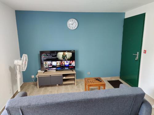 Sainte-Suzanne Apartment | F2 RENOVE FRONT DE MER SILVER BLUE
