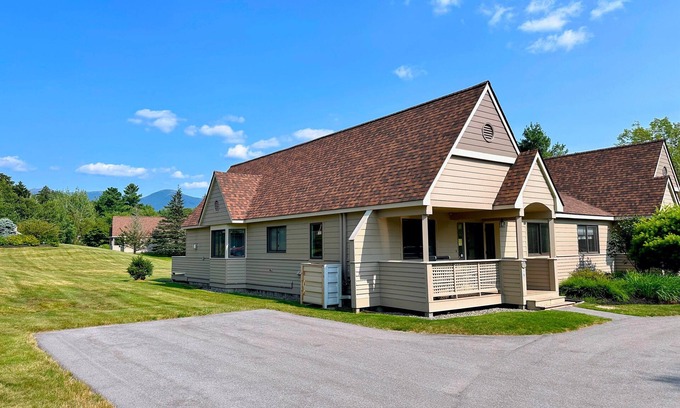 Bretton Woods House | F21 Warm Fairway Village Townhome, mountain views, large lawn, AC! Reliable wifi. So much to do!