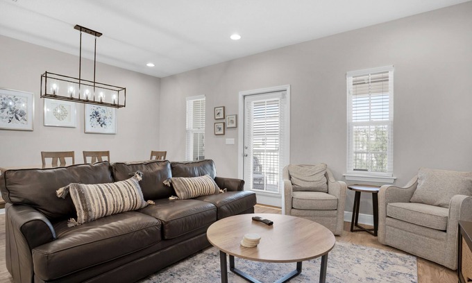 Villages of Crystal Beach House | 🌊Fab Reno~LSV (Golf Cart)~3 Block 2 Beach~Beach Cart~Resort Style Pool~3BR Sweet