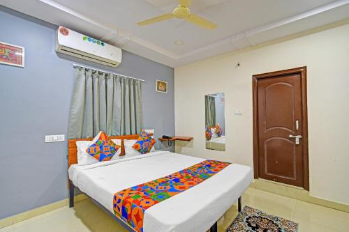 Serilingampally Hotel | FabHotel AIG Broholic - 250M from AIG Hospital, Gachibowli