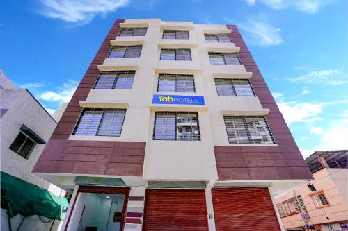 Thergaon Hotel | FabHotel Crystal Inn - Nr Suvarndeep Chowk