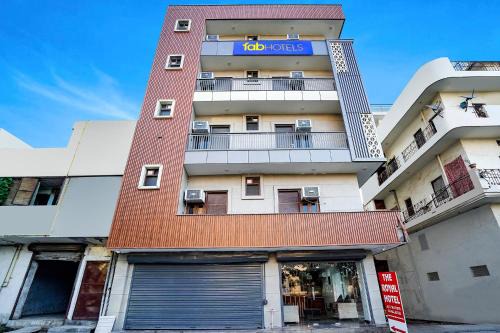 Delhi Hotel | FabHotel The Royal - Near Greater Kailash Metro
