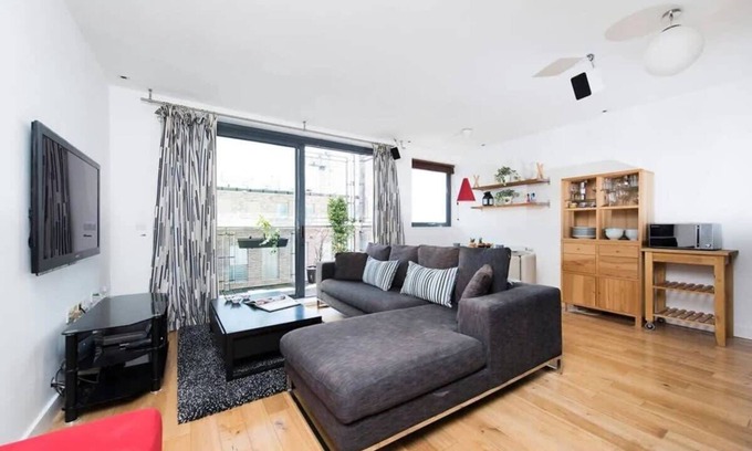 Angel Apartment | Fabulous 2 Bedroom Apartment w Balcony in London