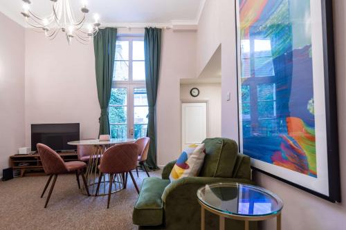 Kensington Apartment | Fabulous 2 Bedroom Apartment by Holland Park