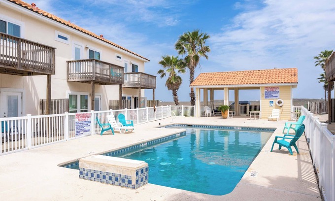 Corpus Christi House | Fabulous 3-bedroom townhome poolside with boat slip
