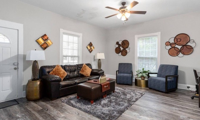 Burlington House | Fabulous 3BR bungalow Close to Downtown Fast WiFi