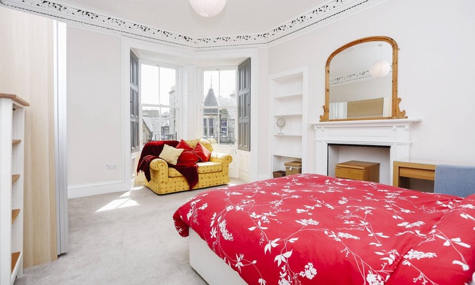 Old Town Apartment | Fabulous 5 double Bedroom apartment Edinburgh Old Town by Avoriazchalets