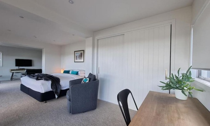 Castor Bay Apartment | Fabulous Castor Bay 1 Bedroom With Views and SkyTV