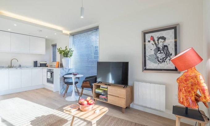 Cambridge Apartment | Fabulous Central Apt - With Balcony & Parking!
