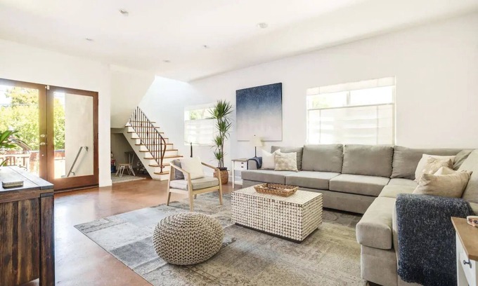 Westchester Apartment | Fabulous for families & business 5/3 + 1/1 studionn