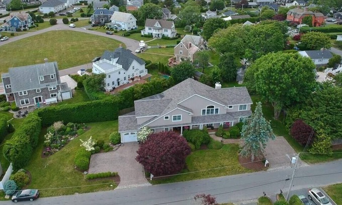 Easton's Point Cottage | Fabulous home, walk to beach, dine outside, large yard,3 bed 2 bath