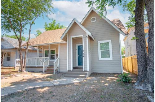 Near East Side Apartment | Fabulous Newly Renovated 2Br1Ba Near Downtown