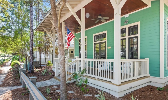 Forest District House | Fabulous Outdoor Space! Golf Cart! Minutes from the new Camp Watercolor!