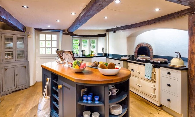 Low Newton Cottage | FAIR RIGG OLD FARM, pet friendly, with open fire in Cartmel