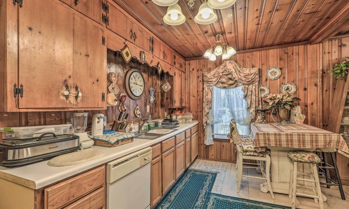 Cliftondale House | Fairburn Area Home w/Deck ~ 20 Mi to Atlanta