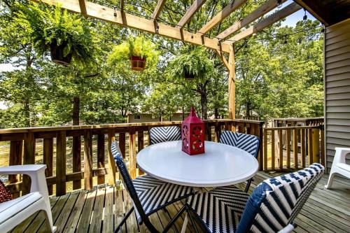 Fairfield Bay House | Fairfield Bay Gem with pool access and 4 Mi to Lake